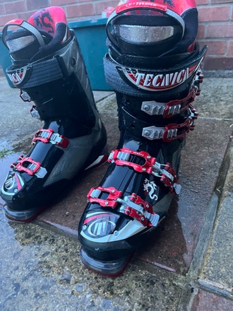 Shop secondhand outdoor activity ski and snowboard clothing and gear