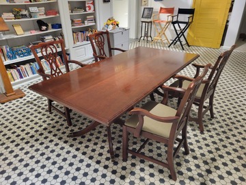 Renting out with online payment: Dining Room Table & Chairs