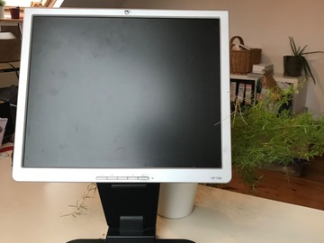À vendre: 2 Ecrans d’ordinateur HP 1740