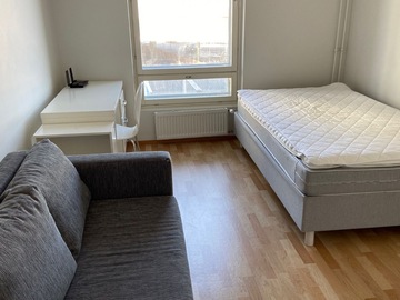 Annetaan vuokralle: Renting a room in a shared apartment for August.