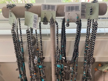 Buy Now: NWT 400 piece high end sample jewelry lot