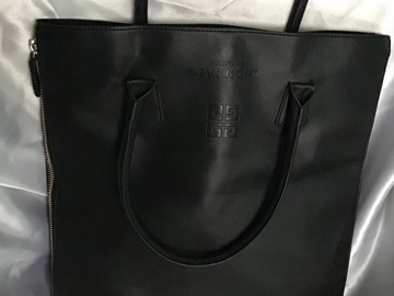 Vente au détail: Vintage. Sac bandoulière Givenchy couleur noir 
