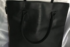 Vente au détail: Vintage. Sac bandoulière Givenchy couleur noir 