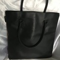 Vente au détail: Vintage. Sac bandoulière Givenchy couleur noir 