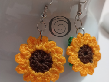 Productos: Aretes tejidos de girasol