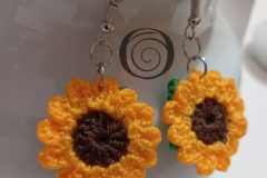 Productos: Aretes tejidos de girasol