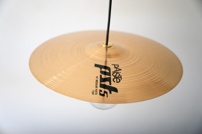 Lampe plafonnier suspension réalisée avec une cymbale