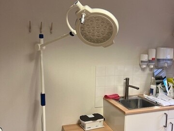 Nieuwe apparatuur: Dr. Mach 120 LED Swing onderzoeklamp op statief