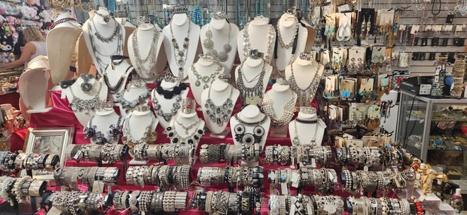 Jewelry overstock liquidation sales
