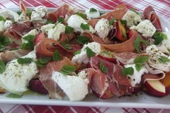 Actualité: Nectarine and Mozzarella salad