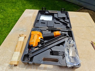 Te huur : Cloueur à bardage