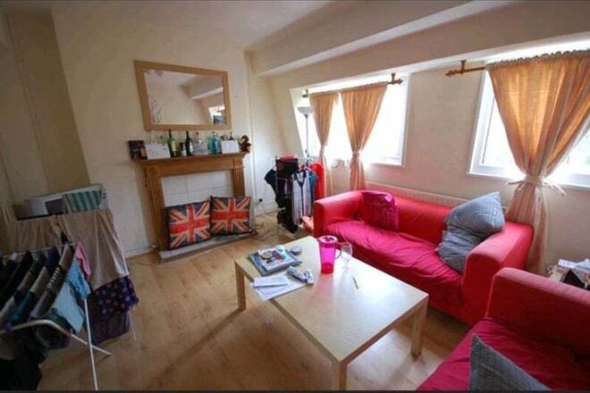 Double Room - Female - Earlsfield, London