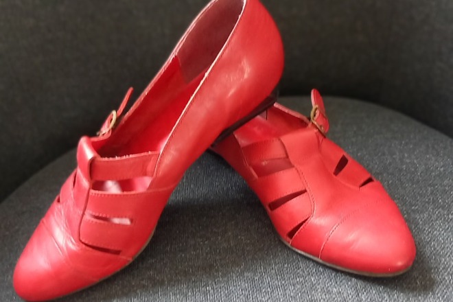 CHAUSSURES ROUGES EN CUIR