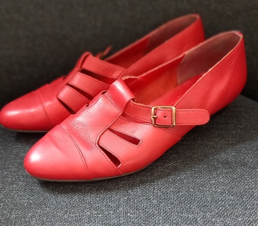 CHAUSSURES ROUGES EN CUIR