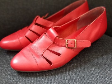 Selling: CHAUSSURES ROUGES EN CUIR