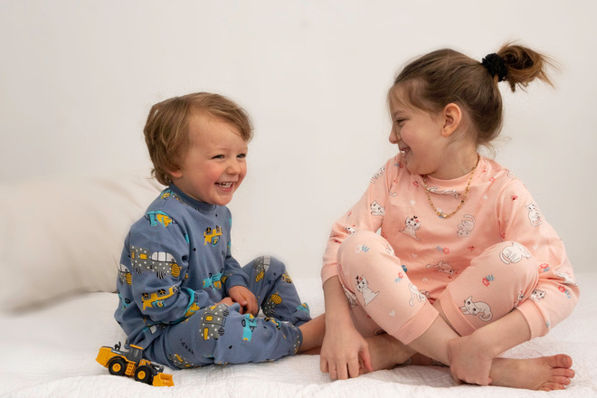 100 SETS - CHILDREN'S CLOTHES 2-PC SET 1-6 YEARS