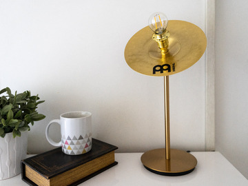 Vente au détail: Lampe dorée avec disque splash