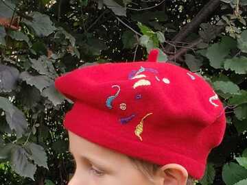 Vente au détail: berret  rouge broderie  main pour enfant 