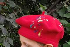 Sale retail: berret  rouge broderie  main pour enfant 