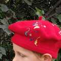 Sale retail: berret  rouge broderie  main pour enfant 