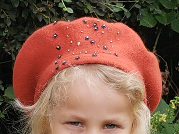 Vente au détail: béret orange enfant  brodé main par perlage