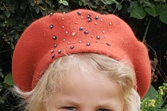 Sale retail: béret orange enfant  brodé main par perlage