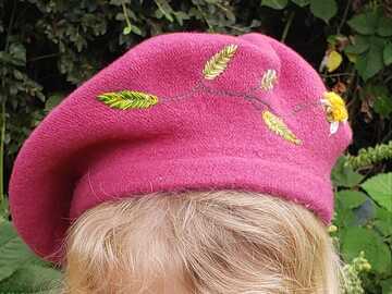 Vente au détail: béret rose enfant brodé à la main