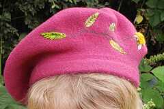 Sale retail: béret rose enfant brodé à la main