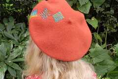 Sale retail: béret rouille pour enfant brodé à la main