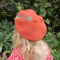Sale retail: béret rouille pour enfant brodé à la main