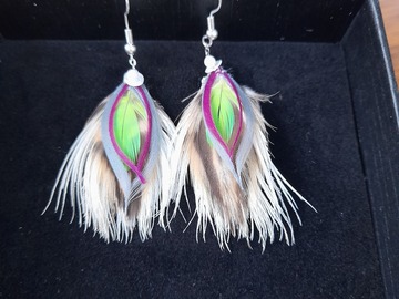 Vente au détail: Boucles d'oreilles plumes autruche