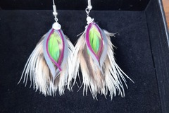 Vente au détail: Boucles d'oreilles plumes autruche