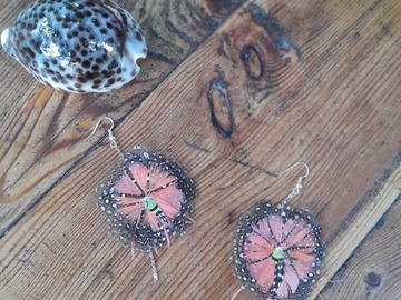 Vente au détail: Boucles d'oreilles plumes tendance grise pendantes