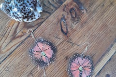 Vente au détail: Boucles d'oreilles plumes tendance grise pendantes