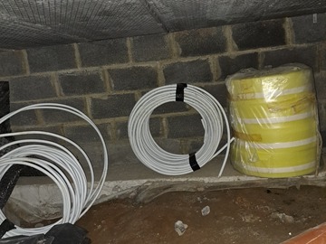 À vendre: Tuyau pvc blanc conduit eau + bande de protection mur