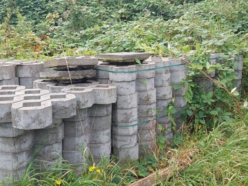 À vendre: URGENT 3 palettes de dalles de gazon (-2 dalles)