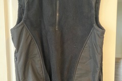 Winter sports: Black fleece gilet