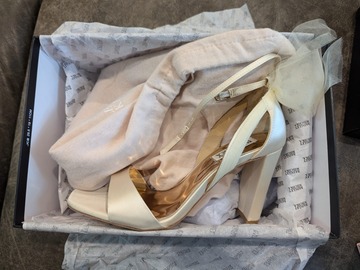 Selling: Badgley Mischka heels 