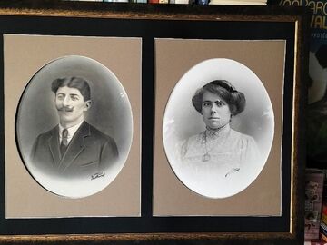 Vente: Tableau avec joli cadre et 2 photos anciennes et aussi....