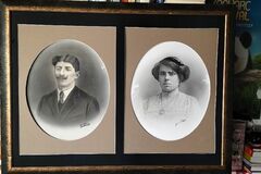 Vente: Tableau avec joli cadre et 2 photos anciennes et aussi....