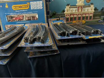 Selling with online payment: WDW electric train set and Main Street train station
