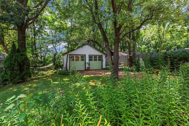 St. Louis MO, Covered 2 Car Garage For Rent In Great Area.