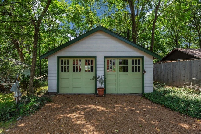St. Louis MO, Covered 2 Car Garage For Rent In Great Area.