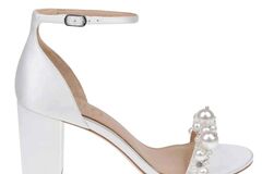 Selling: Harlo pearl block pump (Charli)