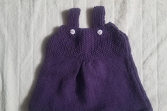 Sale retail: Robe salopette violette : 6 mois