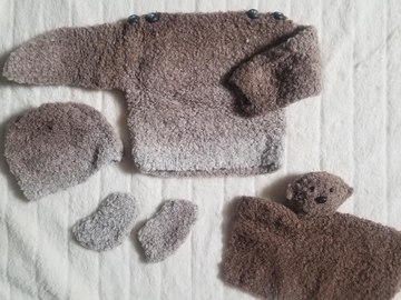Vente au détail: Ensemble brassière, bonnet, chaussons et doudou : 3 mois