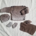 Vente au détail: Ensemble brassière, bonnet, chaussons et doudou : 3 mois