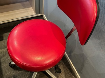 Gebruikte apparatuur: Strak rood werkstoeltje