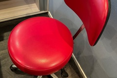 Gebruikte apparatuur: Strak rood werkstoeltje