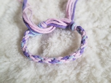 Vente au détail: Bracelet d'amitié rose, bleu et violet 